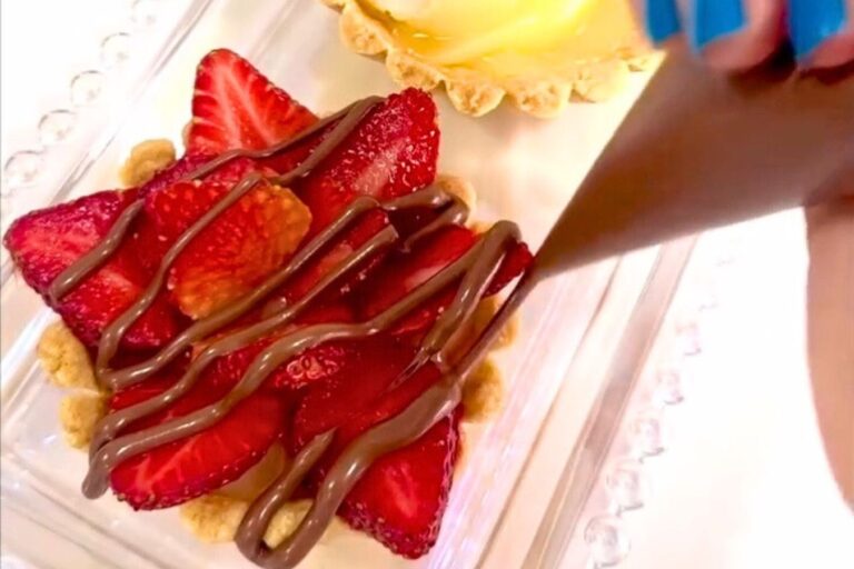 Tartaletas Rellenas de Crema Pastelera con Fresas